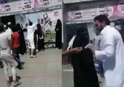 شاھد : مشاجرة في أول أیام رمضان المبارک أمام محل تجاري في مدینة جدة
