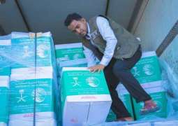 مركز الملك سلمان للإغاثة يدشن توزيع المساعدات الغذائية للمتضررين من الإجراءات الاحترازية للوقاية من وباء كورونا في المكلا