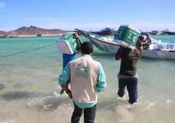 مركز الملك سلمان للإغاثة يوزع 200 سلة غذائية رمضانية للمحتاجين في جزيرة ميون بمحافظة تعز