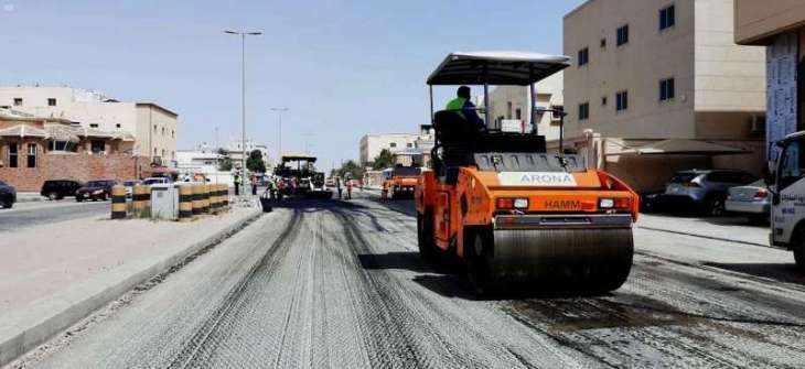 أمانة الشرقية تنفذ أعمال إعادة سفلتة في عدد من شوارع القطيف