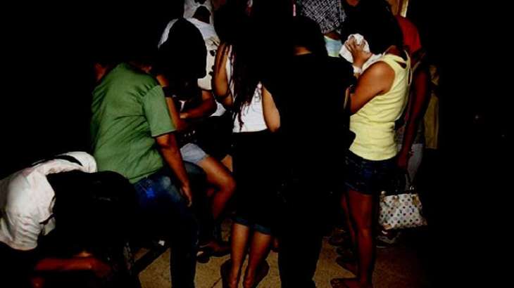 القبض علي 10 فتیات و 6 شباب بتھمة ممارسة جنسیة داخل النادي الصحي في مصر
