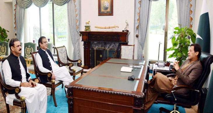 رئیس وزراء باکستان عمران خان یستقبل وزیر الاعلام و الاذاعة الجدید