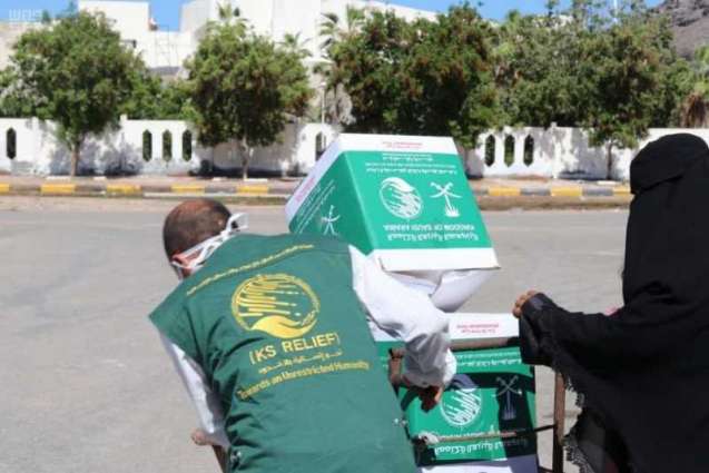 مركز الملك سلمان للإغاثة يواصل توزيع السلال الغذائية الرمضانية للمحتاجين بمحافظة عدن