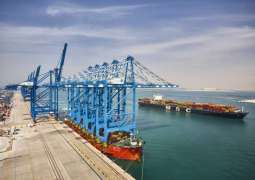 مرافئ أبوظبي تزوّد محطة الحاويات بميناء خليفة بخمس رافعات متطورة لتعزيز قدرتها التشغيلية