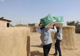 مركز الملك سلمان للإغاثة يوزع 2,742 سلة غذائية للنازحين في المناطق المحاذية لصنعاء