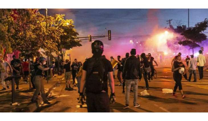 Protesters Set Bank on Fire, Looting Shops in Minneapolis Despite Curfew - Correspondent