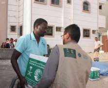 مركز الملك سلمان للإغاثة يوزع 1,546 سلة غذائية رمضانية في شبوة