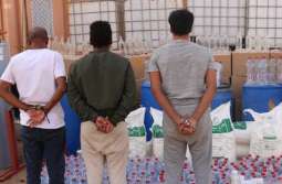 شرطة منطقة القصيم : القبض على مواطن واثنين من مخالفي نظام أمن الحدود امتهنوا تصنيع وترويج مواد مسكرة داخل إحدى الاستراحات