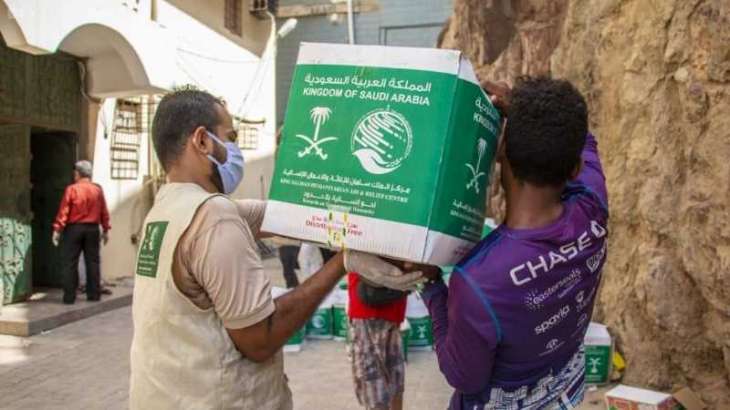 مركز الملك سلمان للإغاثة يوزع 800 سلة غذائية لأسر مرضى السرطان في عدن