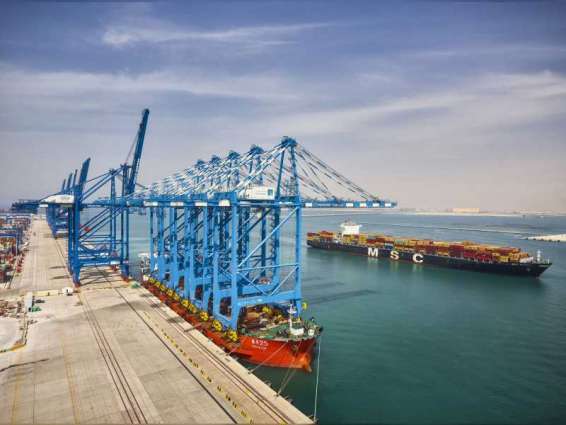 مرافئ أبوظبي تزوّد محطة الحاويات بميناء خليفة بخمس رافعات متطورة لتعزيز قدرتها التشغيلية