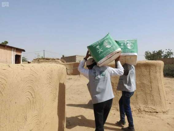 مركز الملك سلمان للإغاثة يوزع 2,742 سلة غذائية للنازحين في المناطق المحاذية لصنعاء