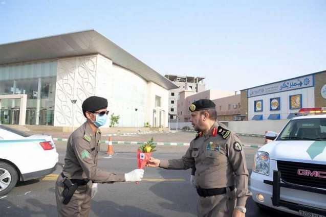 شرطة منطقة جازان تعايد أفراد القطاعات التابعة لها والعاملين في الميدان