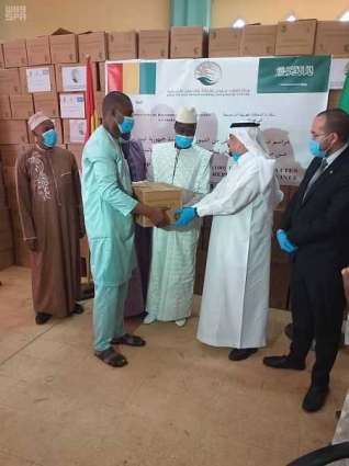 مركز الملك سلمان للإغاثة يسلم 100 طن من التمور هدية المملكة لجمهورية غينيا