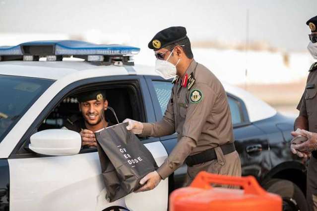 مرور محافظة جدة يعايد منسوبيه العاملين في النقاط الميدانية