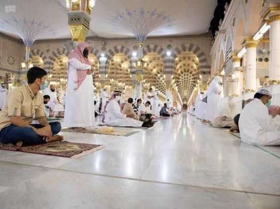 المسجد النبوي يشهد عودة المصلين تدريجيا وسط أجواء مفعمة بالإيمان