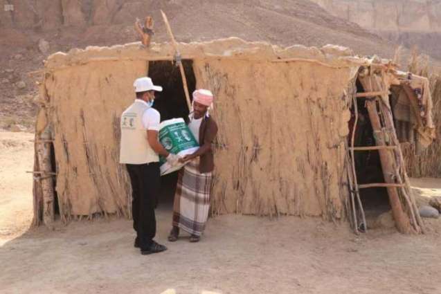 مركز الملك سلمان للإغاثة يوزع 2,624 سلة غذائية في عدد من مديريات حضرموت