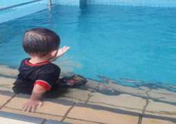 شرطة أبوظبي: ترك الأطفال بمفردهم في أحواض السباحة خطر يهدد حياتهم