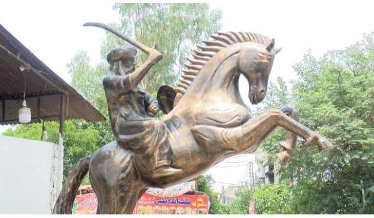 Fans pay tribute to Ertugrul by erecting his status in Lahore