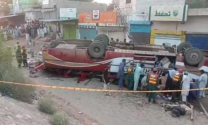 مقتل 9 أشخاص و اصابة 29 آخرین اثر سقوط حافلة الرکاب في مدینة خانیوال بباکستان