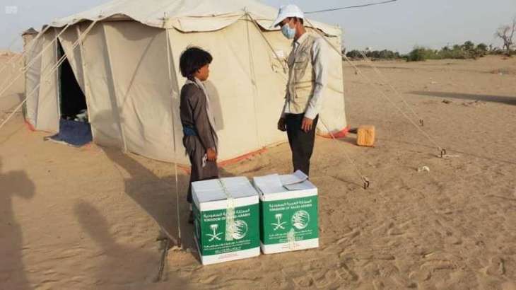 مركز الملك سلمان للإغاثة يوزع 300 سلة غذائية للنازحي من محافظة صعدة إلى مأرب