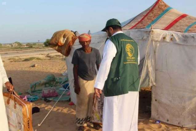 مركز الملك سلمان للإغاثة يوزع مواد إيوائية عاجلة للأسر المتضررة من آثار المنخفض الجوي في محافظة المهرة
