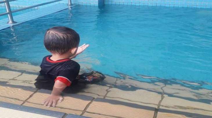 شرطة أبوظبي: ترك الأطفال بمفردهم في أحواض السباحة خطر يهدد حياتهم