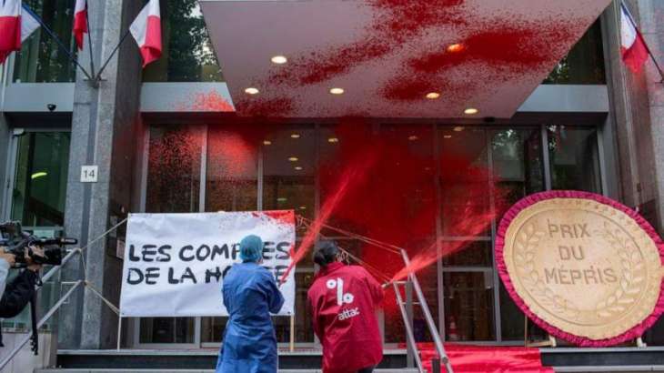 Activists Spray Red Paint on French Health Ministry in Protest of COVID-19 Policy