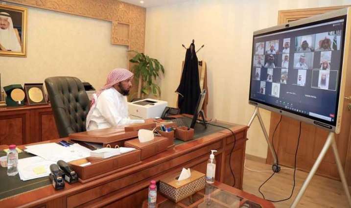 مدير الشؤون الإسلامية بالقصيم يجتمع مع مديري الإدارات عبر الاتصال المرئي