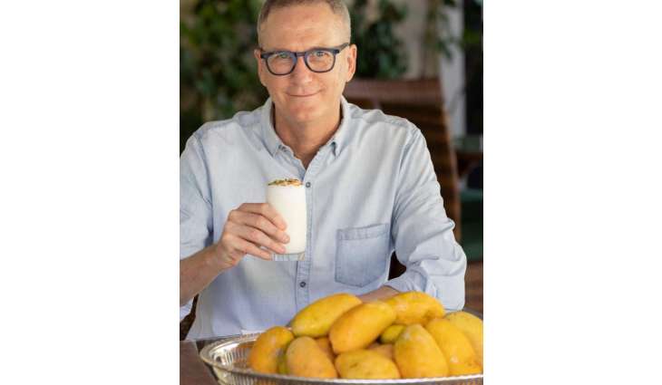 Australian ambassador enjoys Pakistani mango