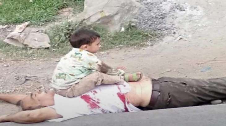 صورة تھز مشاعر العالم ۔۔۔طفل صغیر یجلس علي جثة جدہ قتلتہ قوات الاحتلال الھندیة في کشمیر المحتلة