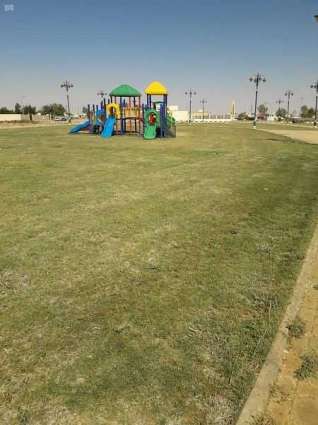 بلدية رفحاء تقوم بصيانة الألعاب في الحدائق العامة
