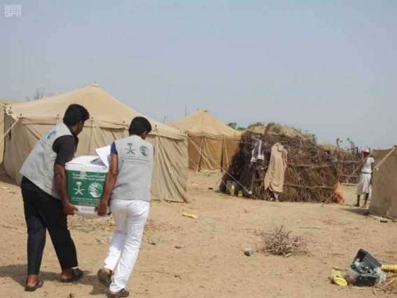 مركز الملك سلمان للإغاثة يوزع  1800 سلة غذائية في المناطق المحاذية لصعدة