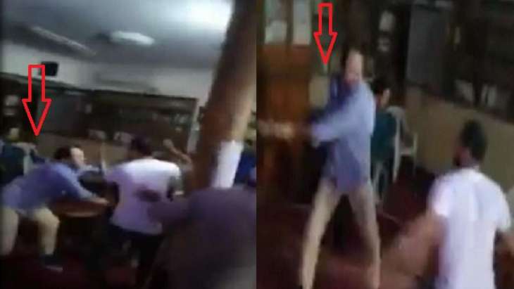 رجل یدخل مسجدا حاملا عصا و یتعدي علي المصلین لیجبرھم علي الخروج في مصر