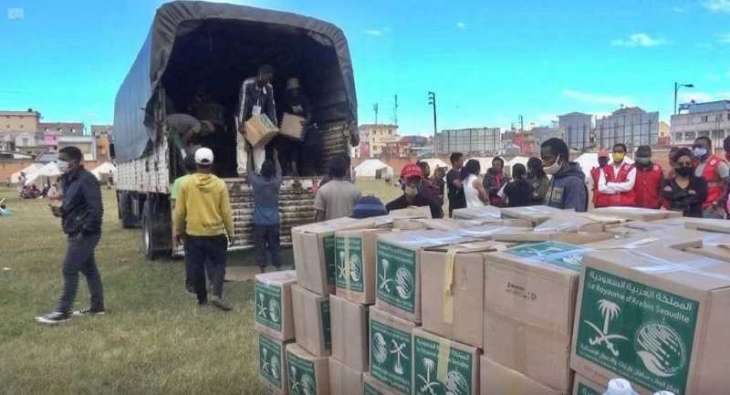 مركز الملك سلمان للإغاثة يوزع 200 طن من السلال الغذائية لجمهورية مدغشقر