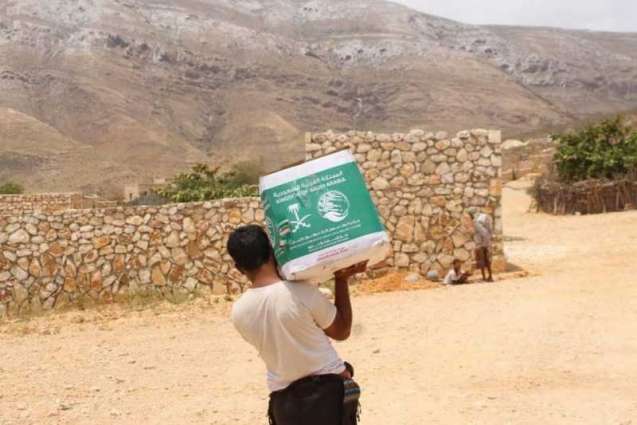مركز الملك سلمان للإغاثة يوزع أكثر من 18 طنًا من السلال الغذائية في محافظة سقطرى