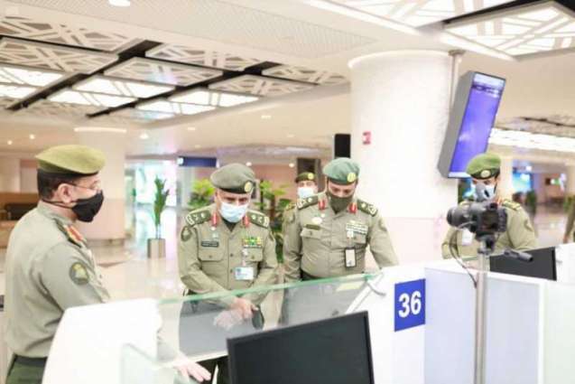 مدير عام الجوازات يتفقد صالات الجوازات بمطار الملك عبدالعزيز الدولي ( الجديد)  بجدة