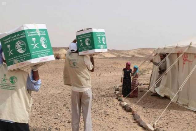 مركز الملك سلمان للإغاثة يوزع أكثر من 11 طنًا من السلال الغذائية للنازحين من محافظة صعدة إلى حضرموت