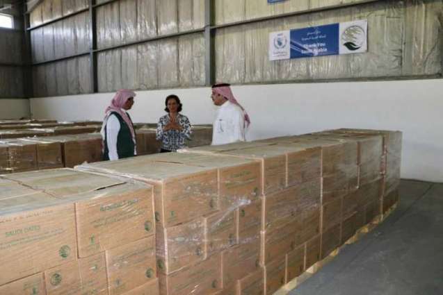 مركز الملك سلمان للإغاثة يسلم 319 طنا من التمور لبرنامج الأغذية العالمي في الأردن