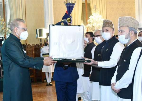 Hurriyat leaders receive ‘Nishan-e-Pakistan’ on behalf of Syed Ali Gillani