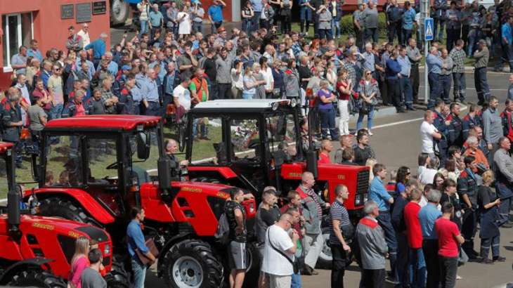 Striking Workers of Minsk Tractor Plant Reach House of Government