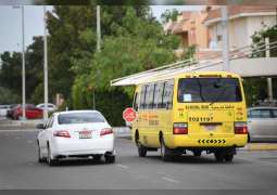 شرطة أبوظبي تدعو للالتزام بإشارة " قف " في الحافلات المدرسية