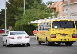 شرطة أبوظبي تدعو السائقين للالتزام بإشارة قف في الحافلات المدرسية