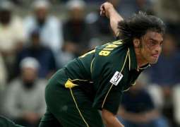 Shoaib Akhtar plays cricket with boys in Lahore’s street