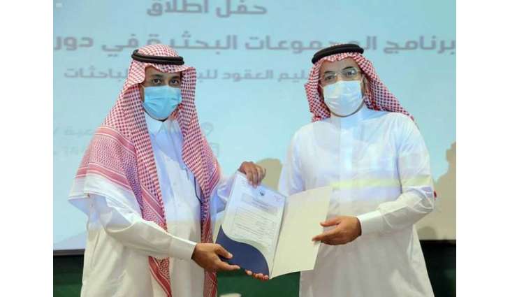 رئيس جامعة حائل يطلق برنامج المجموعات البحثية بدورته الثانية ويسلم العقود للباحثين والباحثات