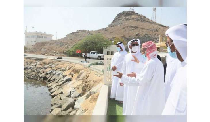 وزير التغير المناخي والبيئة يزور مزارع محلية وميناء الصيادين في منطقة ضدنا الفجيرة