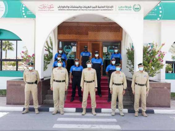 شرطة دبي تكرم فرق الدراجات الهوائية ضمن مبادرة "ملتزمون بإجراءات السلامة"