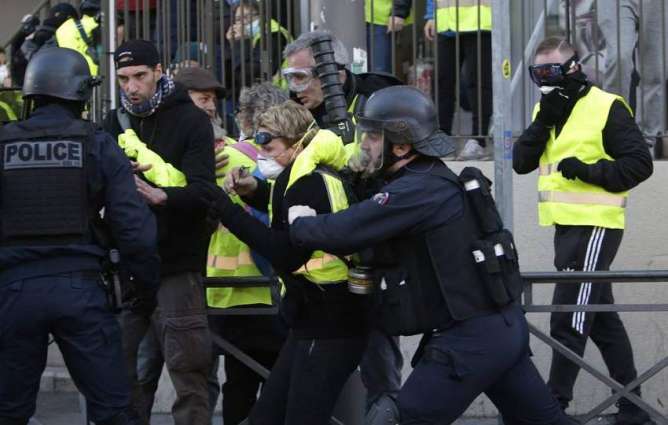 Paris Police Detain 200 People During Yellow Vest Protests in French Capital