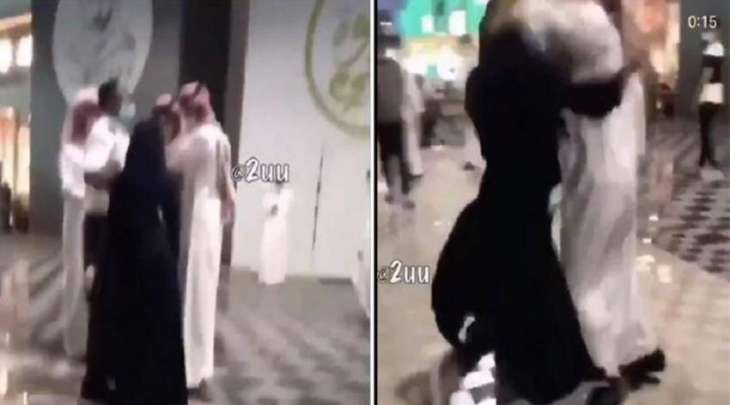 مشاجرة بین فتاة سعودیة و شاب داخل مجمع تجاری بمدینة الریاض