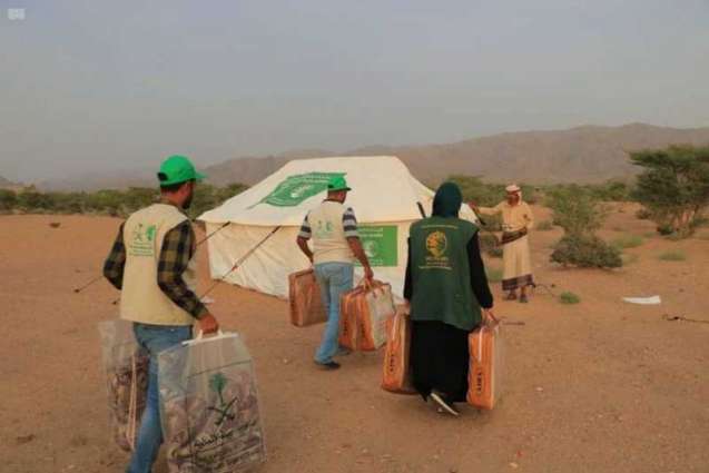 مركز الملك سلمان للإغاثة يوزع أكثر من 9 أطنان من السلال الغذائية للنازحين في مخيم جعولة بمحافظة عدن