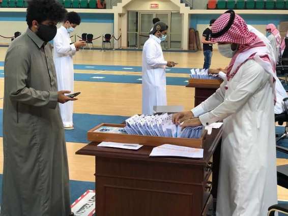جامعة الملك عبدالعزيز تنهي تسليم أكثر من 10 آلالف طالب وطالبة بطاقاتهم الجامعية والبنكية